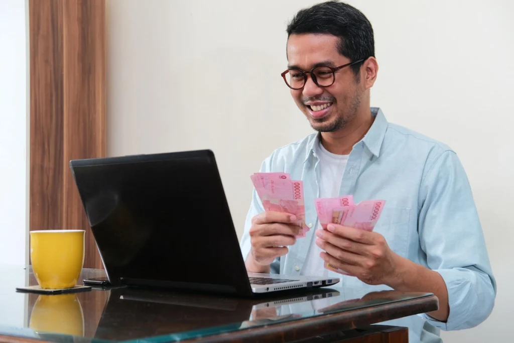 6 Cara Realistis Menghasilkan Uang di Usia Muda, Yuk Dicoba!