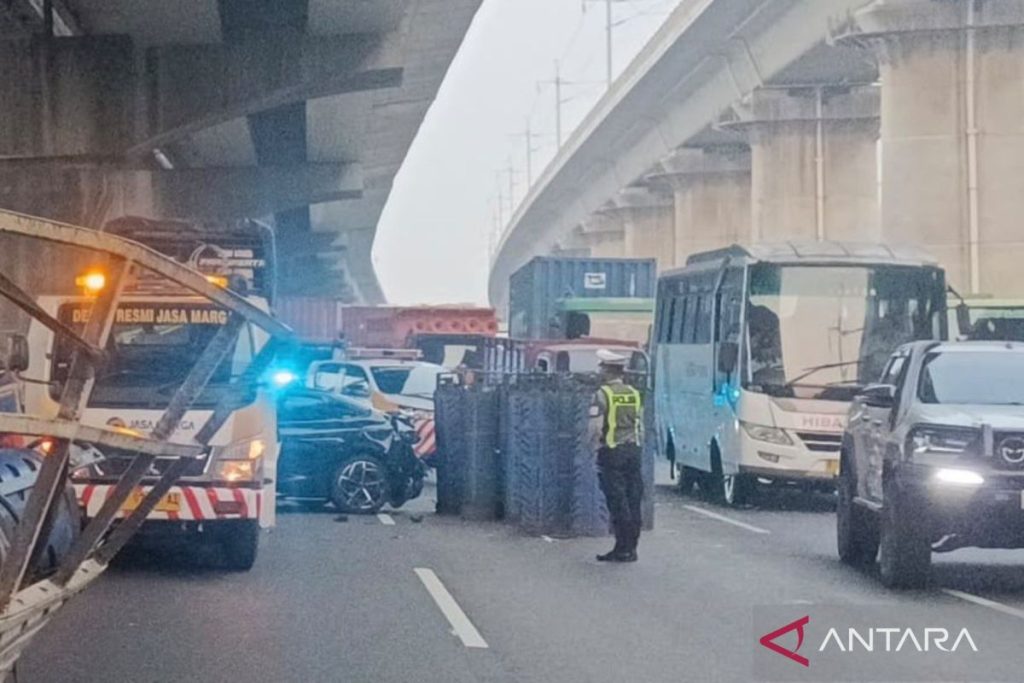 Aksi Cepat Petugas Evakuasi Kecelakaan di KM 26 Tol Jakarta-Cikampek