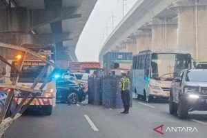 Aksi Cepat Petugas Evakuasi Kecelakaan di KM 26 Tol Jakarta-Cikampek