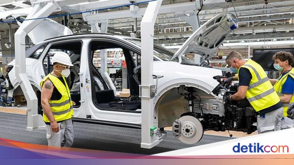 Ancaman PHK Massal: Raksasa Otomotif Berpotensi Pangkas 140.000 Pekerja