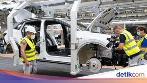 Ancaman PHK Massal: Raksasa Otomotif Berpotensi Pangkas 140.000 Pekerja