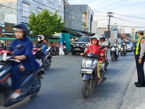 Antisipasi Kemacetan dan Kecelakaan, Personel Satlantas Polres Pringsewu Lakukan Pengaturan Lalu Lintas Rutin di Jam Sibuk