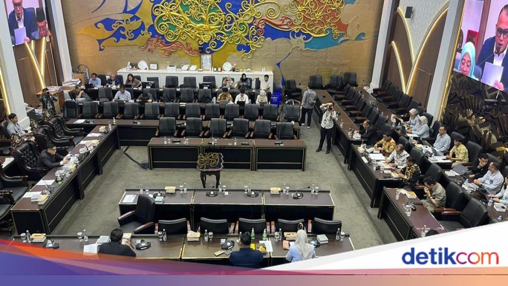 Baleg DPR Sepakati Harmonisasi RUU LLAJ, Aturan Hak dan Kewajiban Ojol Dipisah