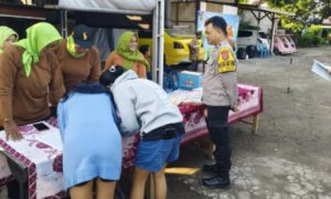 Bhabinkamtibmas Patehan Dukung Pelestarian Olahraga Tradisional di Festival Ngadisuryan