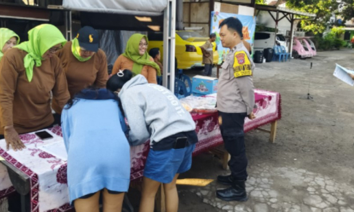 Bhabinkamtibmas Patehan Dukung Pelestarian Olahraga Tradisional di Festival Ngadisuryan