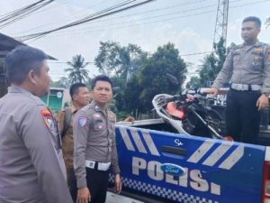 Bhabinkamtibmas Polsek Gedong Tataan Tanggap Cepat Tangani Kecelakaan di Jalan Ahmad Yani
