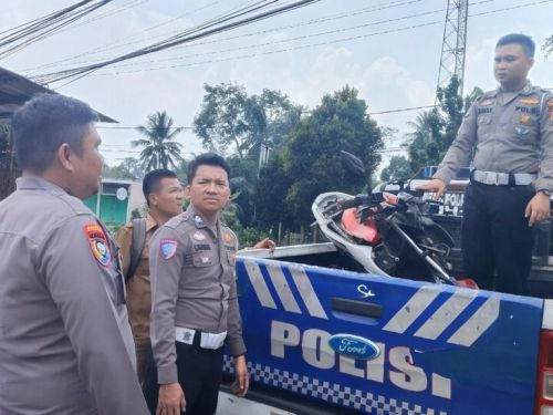 Bhabinkamtibmas Polsek Gedong Tataan Tanggap Cepat Tangani Kecelakaan di Jalan Ahmad Yani