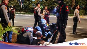 Brimob Polda Metro Jaya Evakuasi Korban Kecelakaan Saat Lakukan Patroli di Jakarta Utara