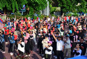 Bupati Kasmarni Semarakkan HUT ke-514 Bengkalis dengan Senam dan Pemeriksaan Kesehatan Bersama Warga