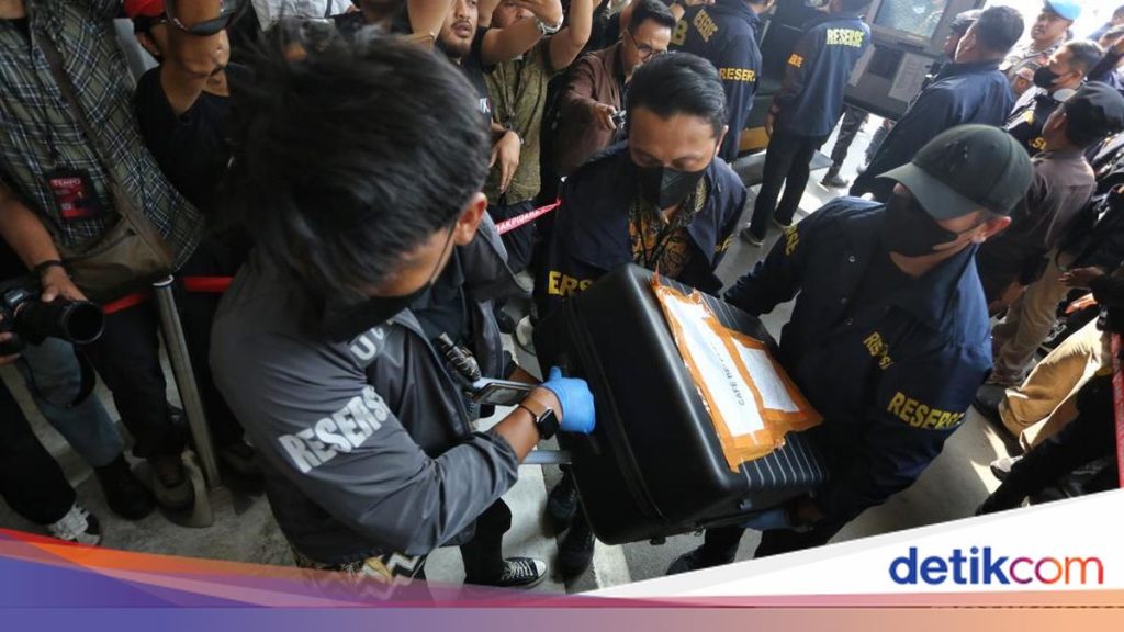 Don Ritto dan Barang Bukti Dugaan Korupsi Tiba di Kejaksaan Agung
