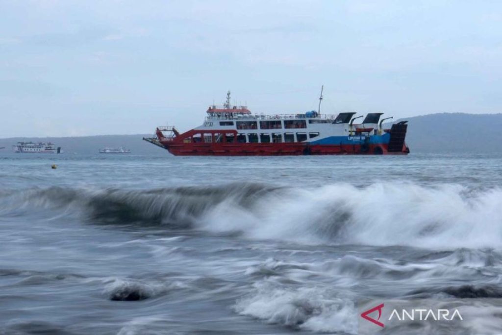 Gelombang Tinggi di Selat Bali, Perjalanan Feri Dihentikan Sementara Demi Keselamatan