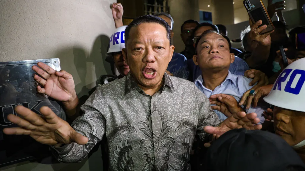 Guncangan di Kejaksaan Agung: Febrie Adriansyah Ditahan Tanpa Borgol dan Mutasi Massal Terjadi