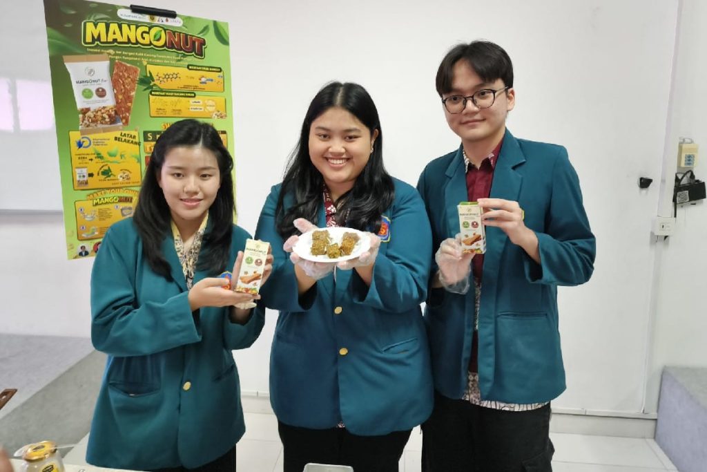Inovasi Mahasiswa Ubaya: Mangonut Bar, Camilan Sehat dari Daun Mangga untuk Cegah Diabetes