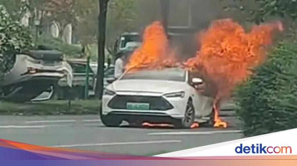 Insiden Mobil PHEV BYD Terbakar Akibat Tabrakan Beruntun