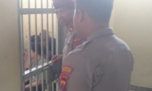 Kanit Reskrim Polsek Wirobrajan Lakukan Pengecekan Rutin Sel untuk Jaga Kesehatan Tahanan dan Sterilitas Ruangan