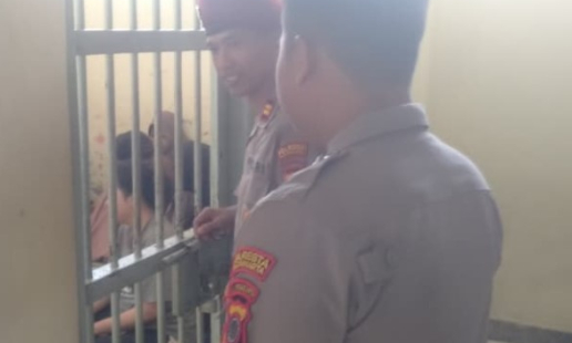 Kanit Reskrim Polsek Wirobrajan Lakukan Pengecekan Rutin Sel untuk Jaga Kesehatan Tahanan dan Sterilitas Ruangan