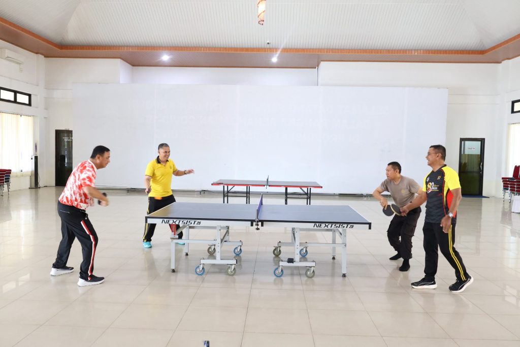 Kapolda Babel Jaga Kebugaran dengan Rutin Bermain Tenis Meja