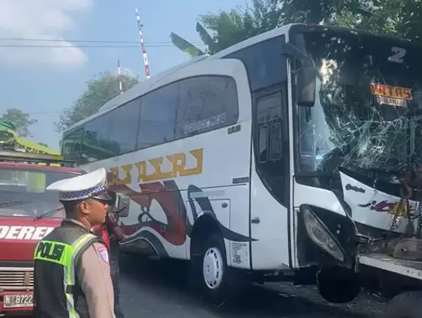 Kecelakaan Beruntun di Malasan Probolinggo: Bus AKAS Tabrak Dua Truk