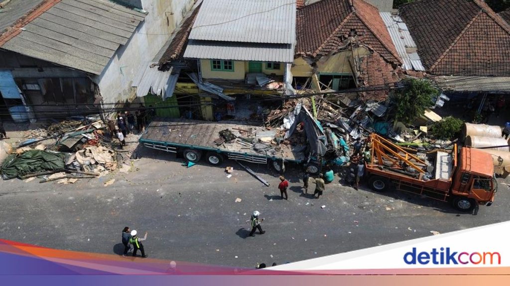 Kecelakaan Beruntun di Pasuruan: 4 Tewas Akibat Trailer Tabrak Truk dan Motor