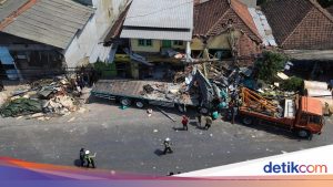 Kecelakaan Beruntun di Pasuruan: 4 Tewas Akibat Trailer Tabrak Truk dan Motor