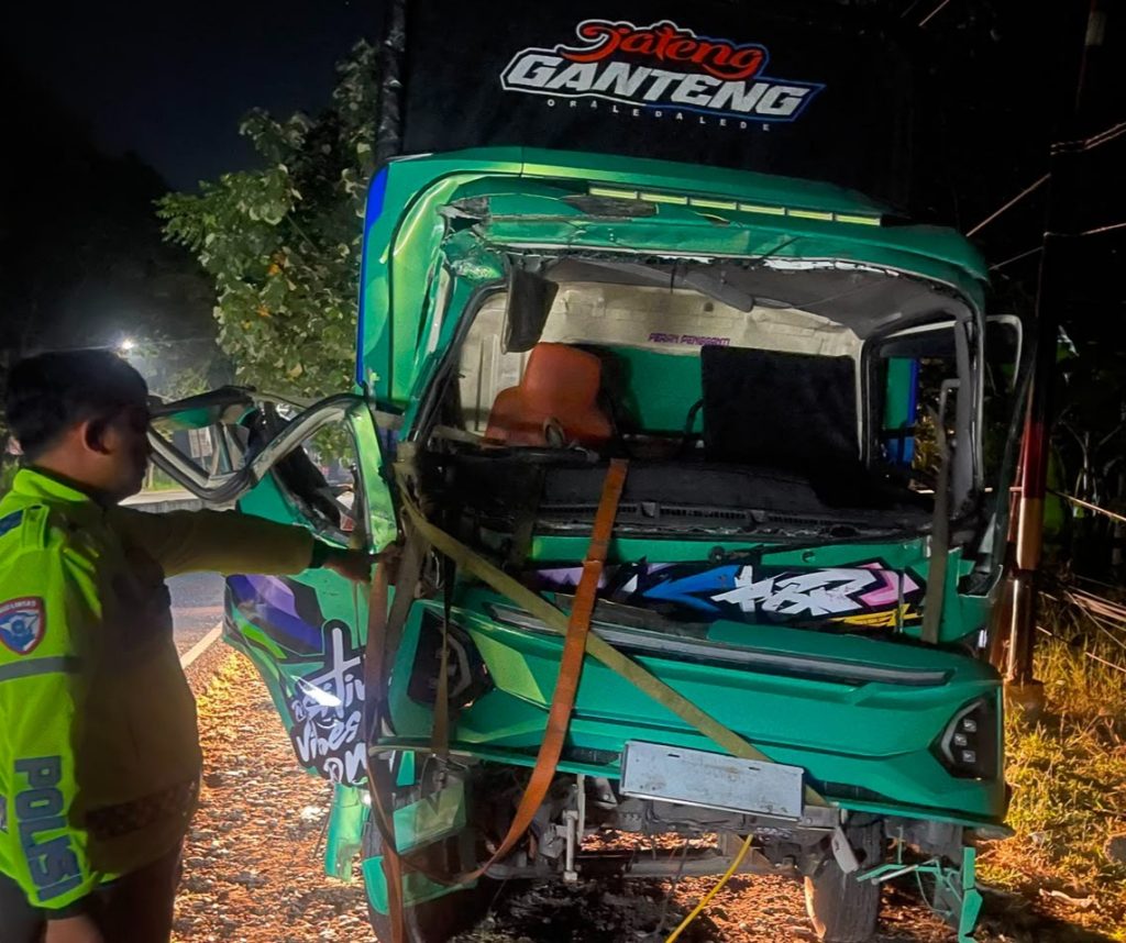 Kecelakaan Beruntun Libatkan Tiga Truk di Gringsing Batang, Diduga Akibat Rem Blong