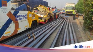 Kecelakaan Truk Bermuatan Besi di Tol JORR Arah Cikunir, Lalu Lintas Macet Panjang