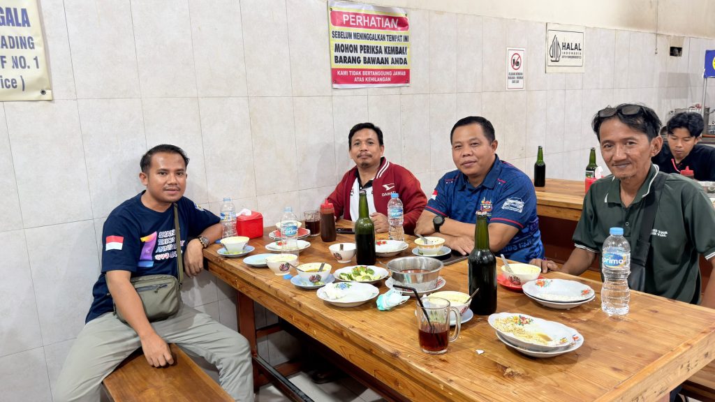 Kehangatan Silaturahmi TCI: Om Husada dari Jawa Barat Jelajahi Kuliner Khas Makassar
