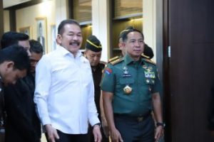 Kejagung Resmi Terima Tersangka dan Barang Bukti Kasus Korupsi Mantan Jampidsus