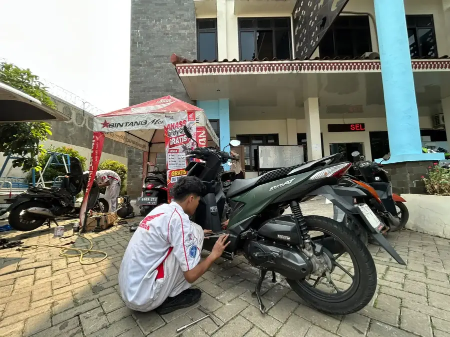 Kelurahan Mampang Bekerja Sama dengan Perusahaan Otomotif untuk Layanan Service dan Ganti Oli Motor Gratis bagi Warga