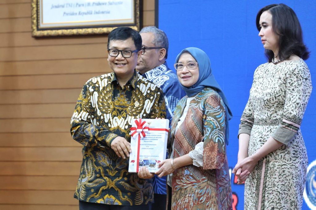 Kementerian PANRB Serahkan Laporan Hasil Pemeriksaan Keuangan Tahun 2025