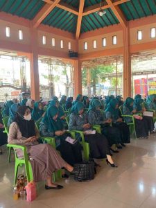 Mahasiswa KKN Universitas Gresik Edukasi Ibu PKK Desa Tambak Beras tentang Diabetes dan Pembuatan Spray Nyamuk dari Serai