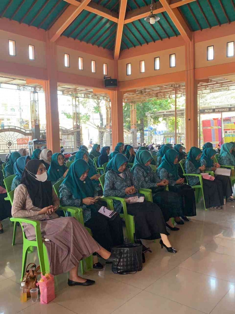 Mahasiswa KKN Universitas Gresik Edukasi Ibu PKK Desa Tambak Beras tentang Diabetes dan Pembuatan Spray Nyamuk dari Serai