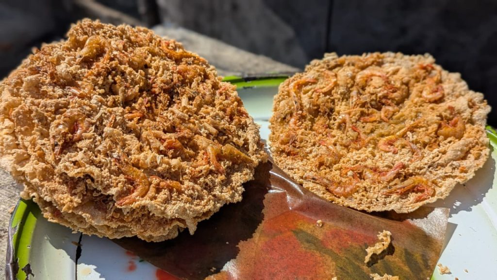 Menggoda Lidah dengan Peyek Udang Raksasa, Kuliner Unik Andalan Pekalongan