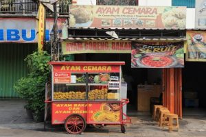 Menikmati Kelezatan Ayam Cemara dan Sambal Seruit di Malam Hari Kota Tangerang