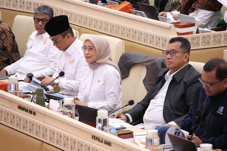 Menteri Rini Paparkan Capaian Kinerja Kementerian PANRB 2025 dalam Rapat Kerja DPR RI