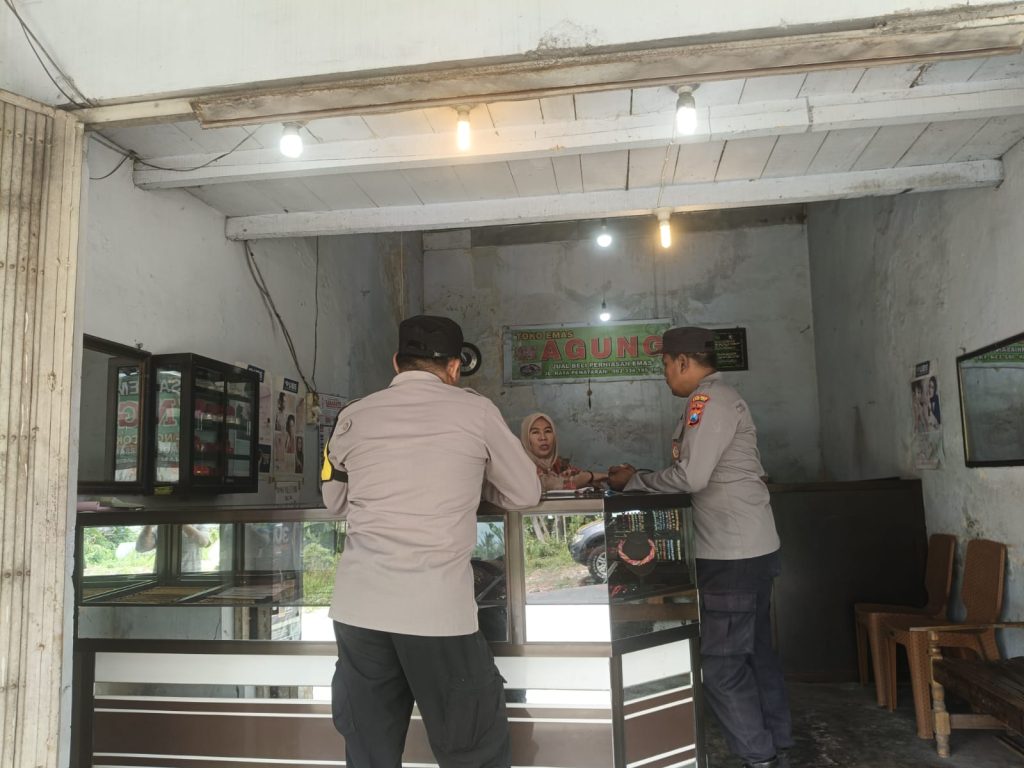 Patroli Polsek Nglegok Beri Imbauan Kamtibmas ke Toko Emas untuk Cegah Penipuan