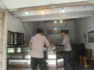 Patroli Polsek Nglegok Beri Imbauan Kamtibmas ke Toko Emas untuk Cegah Penipuan