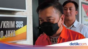 Penampakan Don Ritto Berseragam Tahanan Saat Dibawa ke Kejaksaan