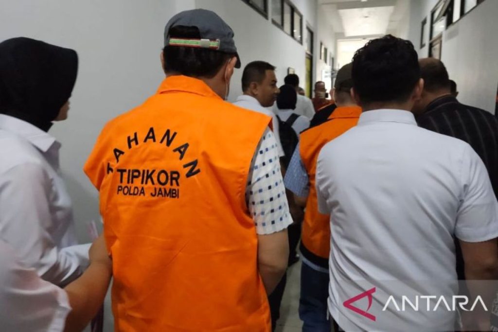 Polda Jambi Serahkan Tiga Tersangka Korupsi Dana Alokasi Khusus Pendidikan ke Kejaksaan Tinggi