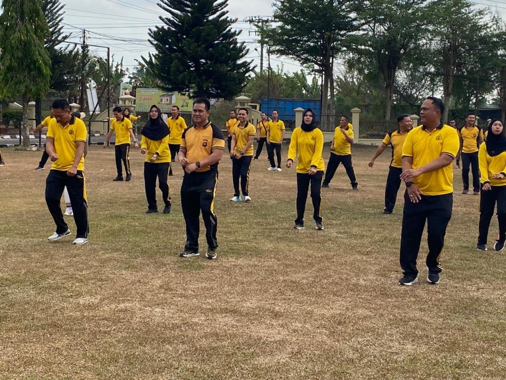 Polres Ogan Ilir Adakan Olahraga Bersama untuk Tingkatkan Kebugaran dan Kekompakan Personel