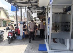 Polsek Nglegok Patroli di ATM BRI, Beri Himbauan Cegah Penipuan Online