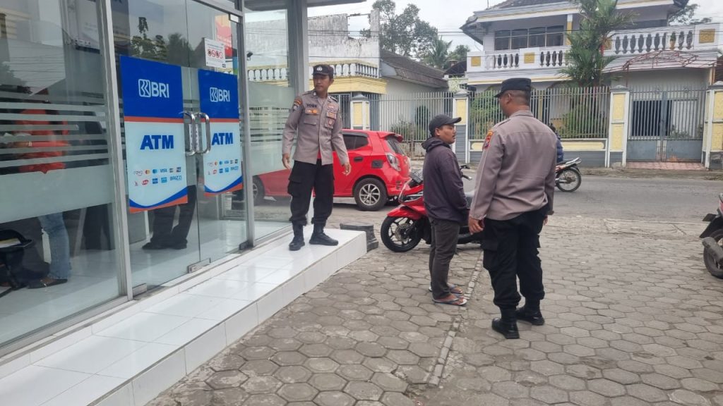 Polsek Nglegok Patroli Siang Hari, Himbau Warga di ATM BRI Agar Waspada Kriminalitas