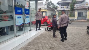 Polsek Nglegok Patroli Siang Hari, Himbau Warga di ATM BRI Agar Waspada Kriminalitas
