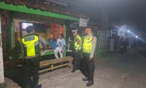 Polsek Wates Gencarkan Patroli Dialogis, Tingkatkan Kewaspadaan Warga Terhadap Curanmor dan Penipuan Online