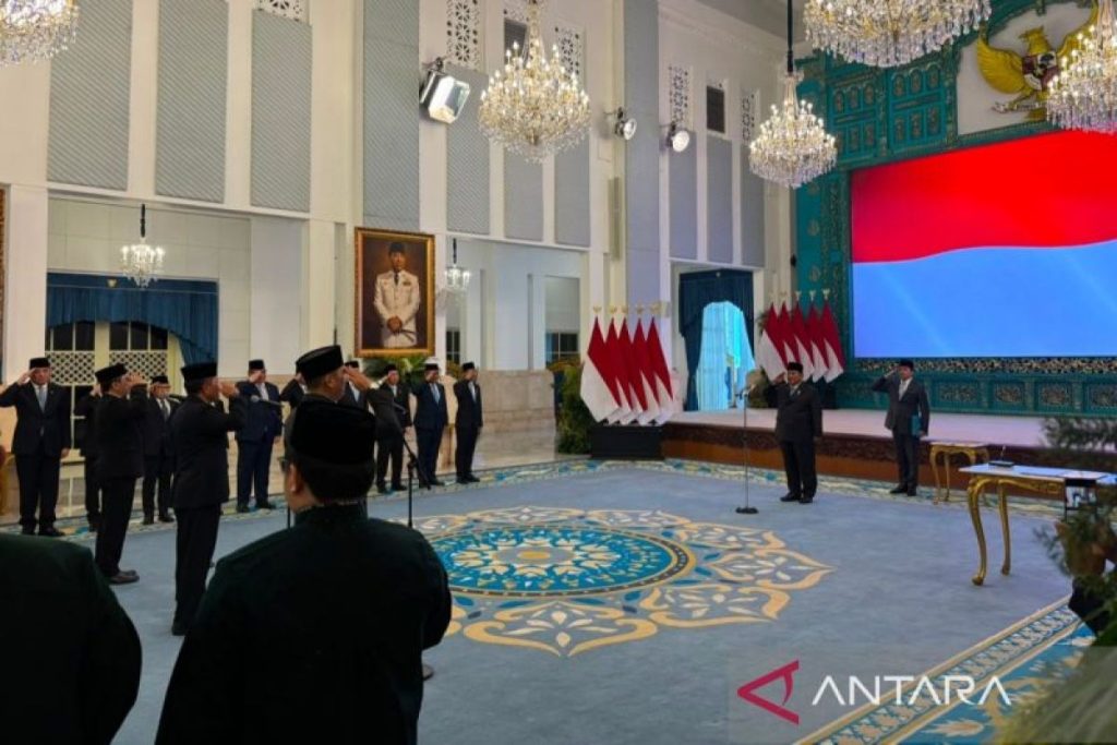 Prabowo Resmi Lantik Donny Ermawan sebagai Gubernur Universitas RI