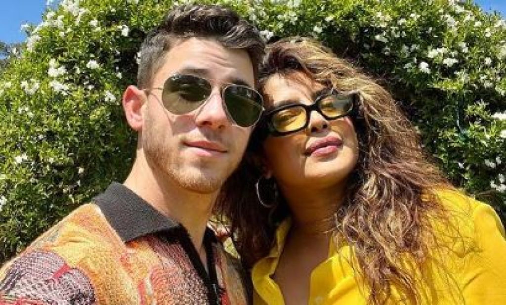 Priyanka Chopra Akui Nick Jonas Lebih Paham Gosip Bollywood Daripada Dirinya