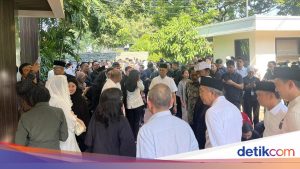 Rumah Duka Rachmat Gobel Dipenuhi Pelayat, Suasana Haru Menyelimuti