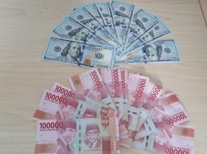 Rupiah Ditutup Menguat Tipis ke Rp18.055/USD, Dolar Global Tertekan Menanti The Fed