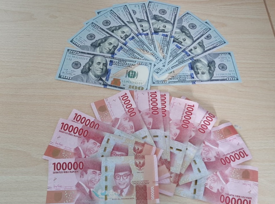 Rupiah Ditutup Menguat Tipis ke Rp18.055/USD, Dolar Global Tertekan Menanti The Fed