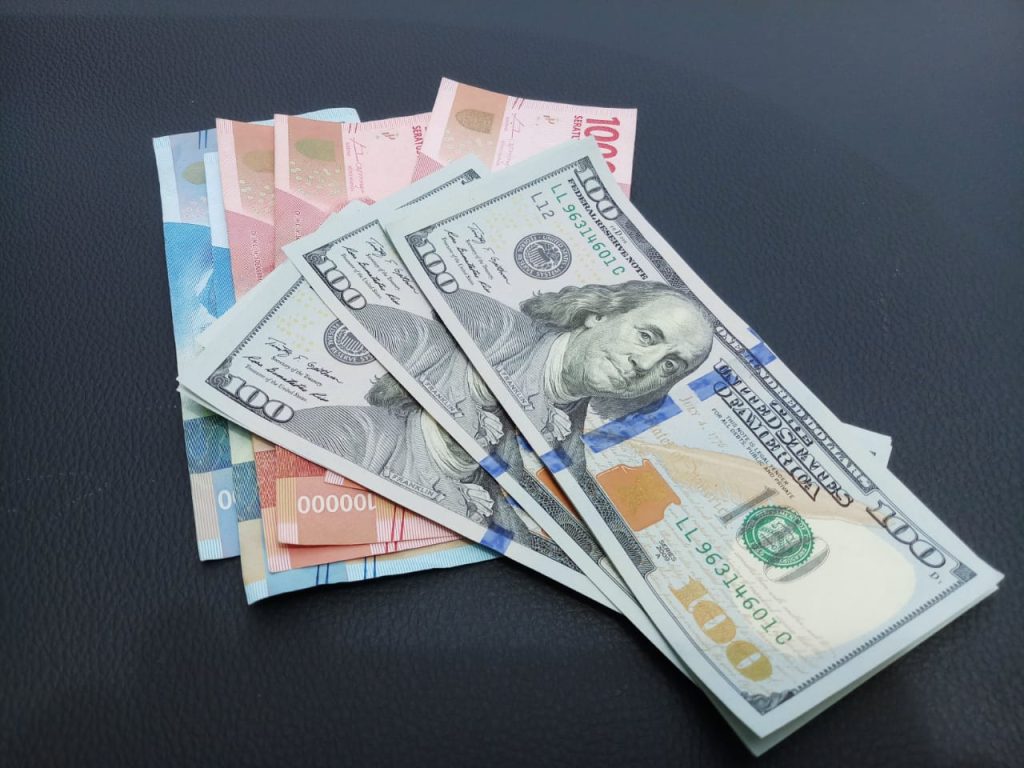 Rupiah Melemah ke Rp17.935 per Dolar AS pada Senin, Dolar Global Masih Bertahan sebagai Safe Haven